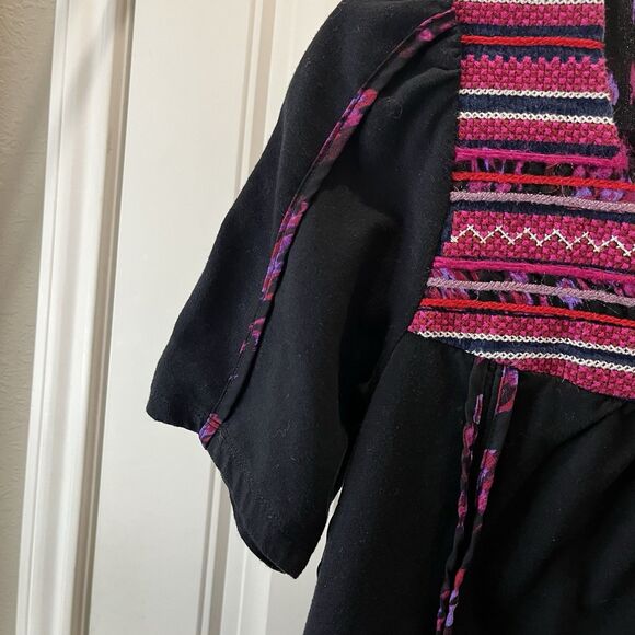 A Common Thread Black Pink Floral Embroidered Split Neck Short Sleeve Top Size M - Picture 4 of 10